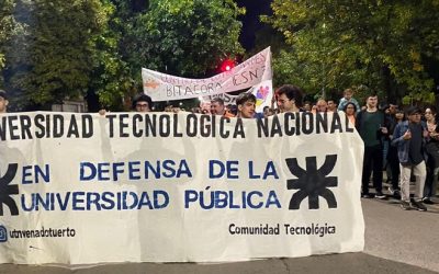 La comunidad de la UTN VT se unió a la Marcha Federal Universitaria del martes 23 de abril con un Abrazo Simbólico a la Facultad