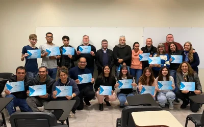 Primera entrega de certificados a personas egresadas de Cursos de Oficios y Capacitaciones del ciclo 2025