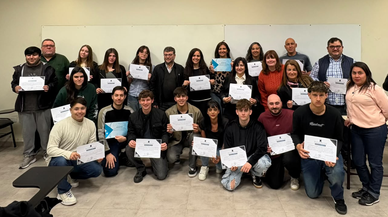 Primera entrega de certificados de Cursos de Oficios y Capacitaciones de UTN FRVT